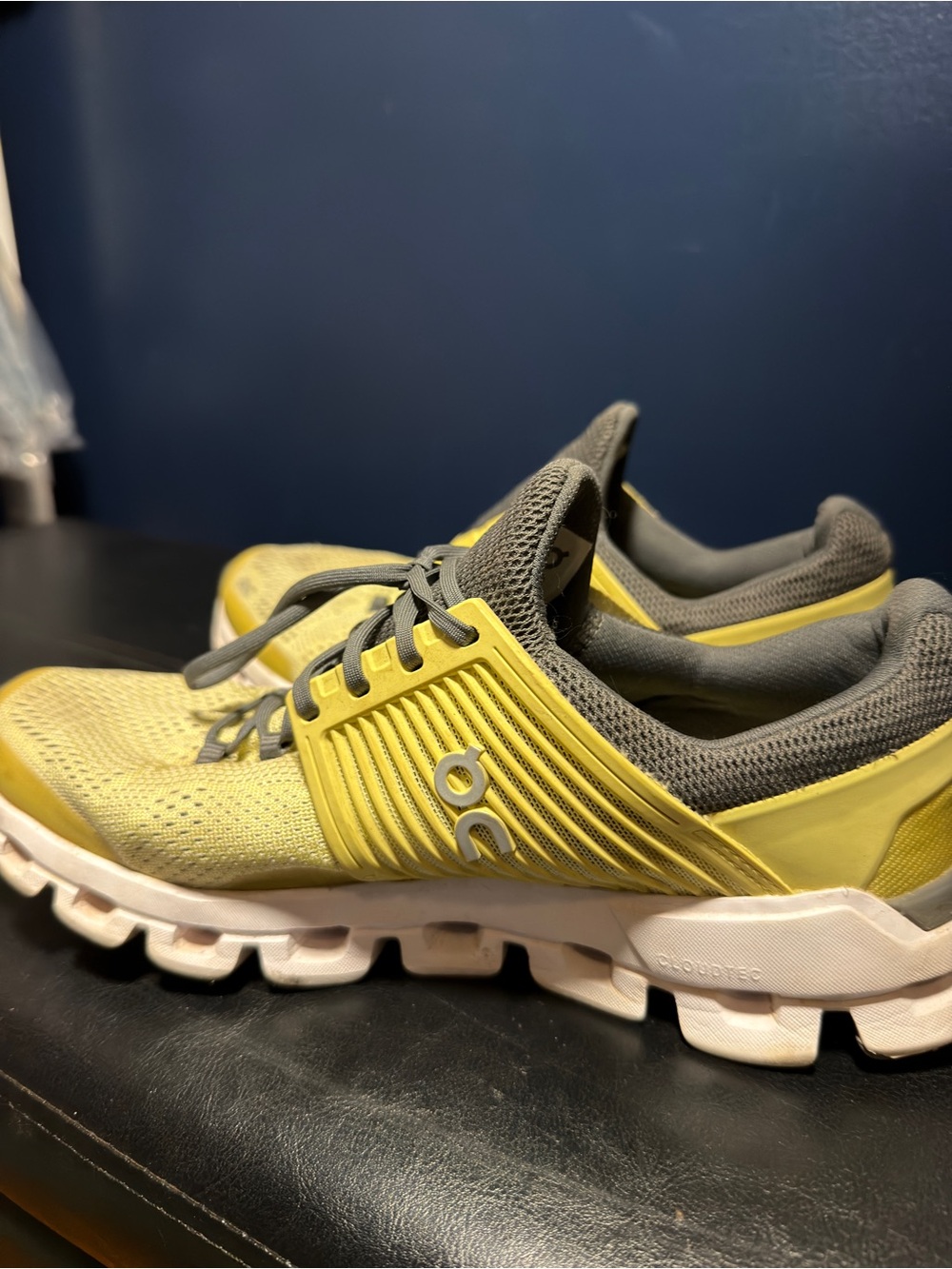 On Cloudswift Mens Athletic Shoes in Yellow and Gray